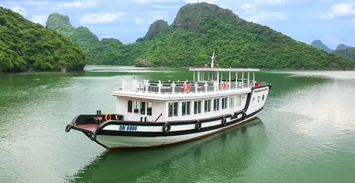 So Sánh Giá Thuê Tàu Thăm Vịnh Hạ Long: Lựa Chọn Phù Hợp Cho Bạn