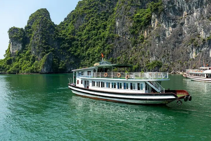 So Sánh Giá Thuê Tàu Thăm Vịnh Hạ Long: Lựa Chọn Phù Hợp Cho Bạn So Sánh Giá Thuê Tàu Thăm Vịnh Hạ Long: Lựa Chọn Phù Hợp Cho Bạn