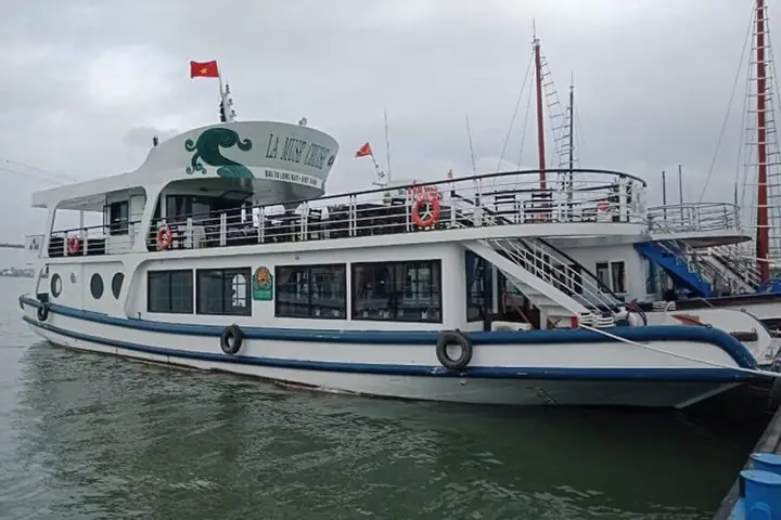 So Sánh Giá Thuê Tàu Thăm Vịnh Hạ Long: Lựa Chọn Phù Hợp Cho Bạn So Sánh Giá Thuê Tàu Thăm Vịnh Hạ Long: Lựa Chọn Phù Hợp Cho Bạn