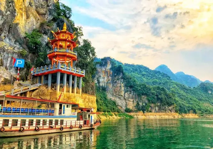 Thung Nai Hòa Bình: Cẩm Nang Khám Phá Vịnh Hạ Long Trên Cạn