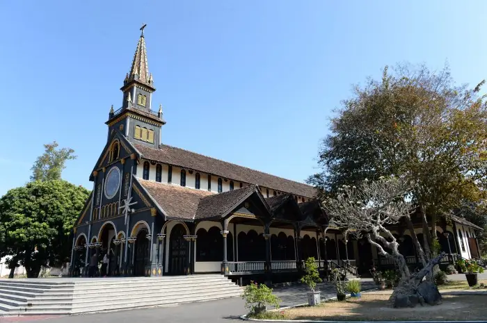 Khám Phá Lịch Sử Và Kiến Trúc Nhà Thờ Gỗ Kon Tum Cho Du Khách Khám Phá Lịch Sử Và Kiến Trúc Nhà Thờ Gỗ Kon Tum Cho Du Khách