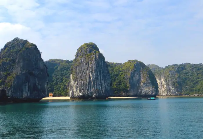 Khám Phá Vịnh Lan Hạ – Đảo Và Bãi Biển Tuyệt Đẹp Cho Du Khách