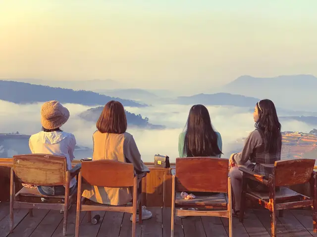 Tiệm Cà Phê Hoàng Hôn Chiều: Điểm Đến Lý Tưởng Cho Buổi Tối Thư Giãn