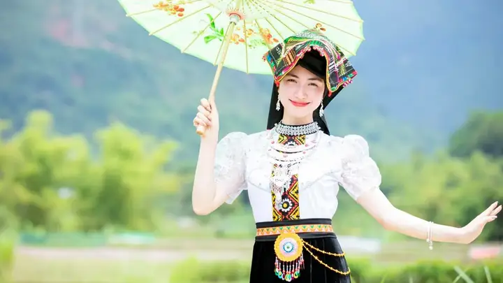 Khám Phá Trang Phục Dân Tộc Thái: Áo Ngắn, Áo Dài Và Phụ Kiện Truyền Thống