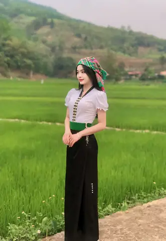 Khám Phá Trang Phục Dân Tộc Thái: Áo Ngắn, Áo Dài Và Phụ Kiện Truyền Thống