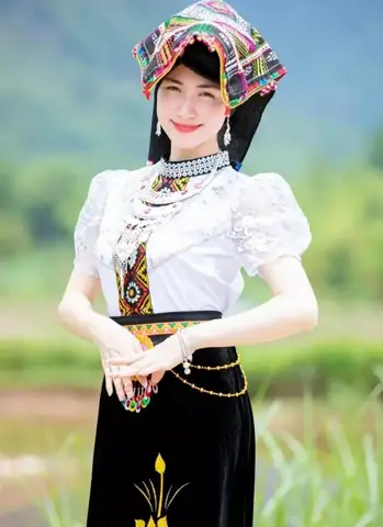Khám Phá Trang Phục Dân Tộc Thái: Áo Ngắn, Áo Dài Và Phụ Kiện Truyền Thống