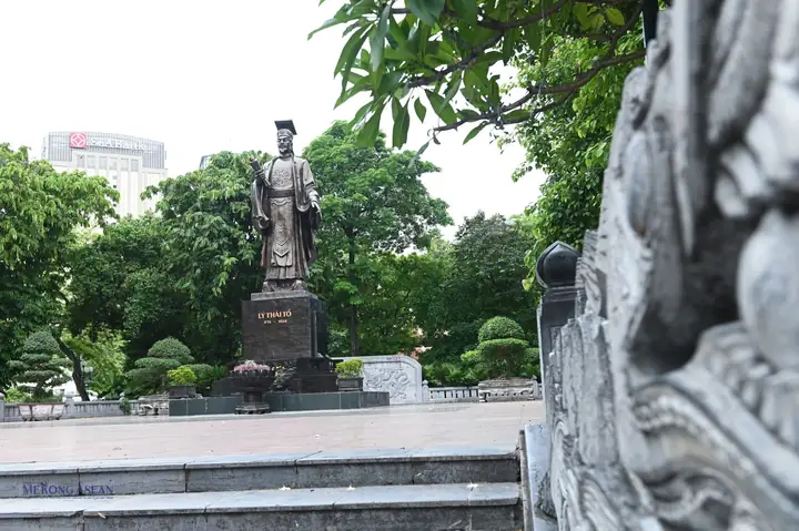 Tượng Đài Vua Lý Thái Tổ: Biểu Tượng Lịch Sử Của Thăng Long Tượng Đài Vua Lý Thái Tổ: Biểu Tượng Lịch Sử Của Thăng Long