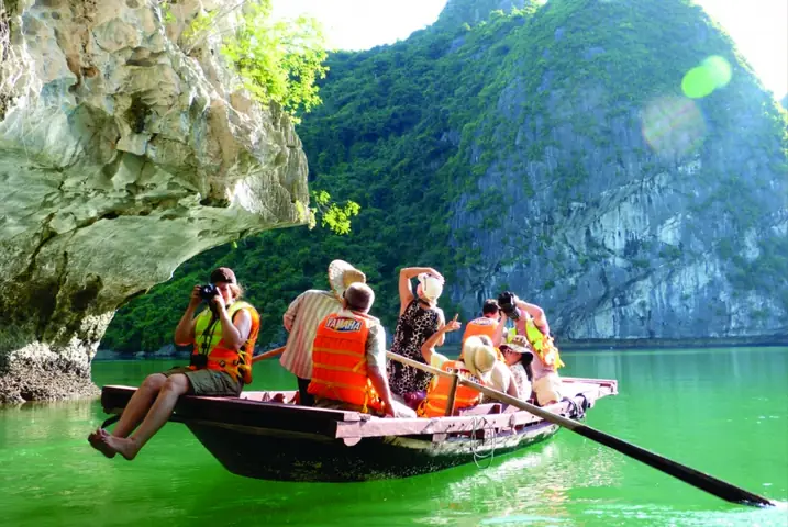 Khám Phá Vịnh Hạ Long: Hướng Dẫn Du Lịch Các Đảo Kỳ Diệu Khám Phá Vịnh Hạ Long: Hướng Dẫn Du Lịch Các Đảo Kỳ Diệu