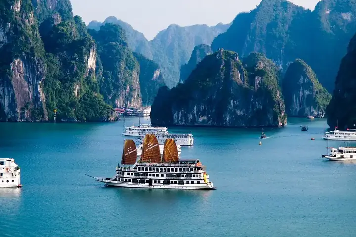 Khám Phá Vịnh Hạ Long: Hướng Dẫn Du Lịch Các Đảo Kỳ Diệu