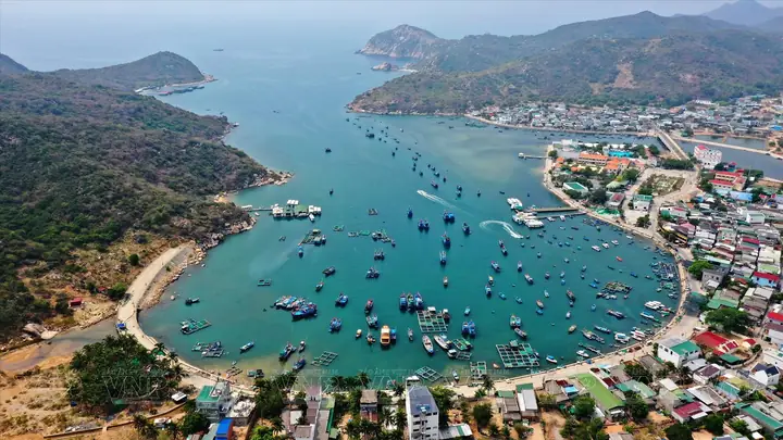 Vịnh Vĩnh Hy Ở Tỉnh Nào? Khám Phá Vị Trí, Đặc Điểm Và Những Điều Cần Biết
