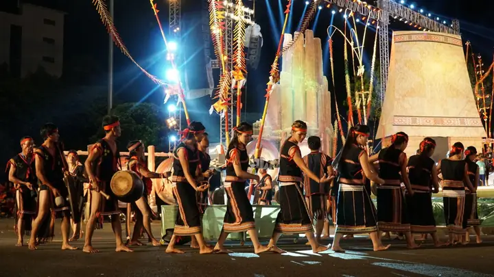 Học Cách Biểu Diễn Vũ Điệu Cồng Chiêng Tây Nguyên Cho Người Mới