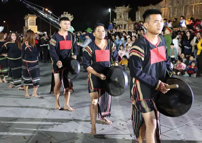 Học Cách Biểu Diễn Vũ Điệu Cồng Chiêng Tây Nguyên Cho Người Mới