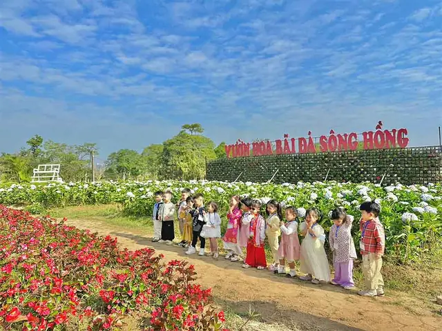 Hướng Dẫn Vườn Hoa Bãi Đá Sông Hồng: Giá Vé, Giờ Mở, Mẹo Chụp Hướng Dẫn Vườn Hoa Bãi Đá Sông Hồng: Giá Vé, Giờ Mở, Mẹo Chụp