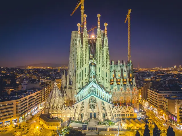 Khám Phá Sagrada Familia: Lịch Sử, Kiến Trúc Modernisme Và Cách Tham Quan Hiệu Quả Khám Phá Sagrada Familia: Lịch Sử, Kiến Trúc Modernisme Và Cách Tham Quan Hiệu Quả