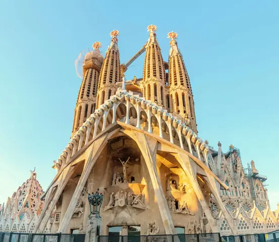 Khám Phá Sagrada Familia: Lịch Sử, Kiến Trúc Modernisme Và Cách Tham Quan Hiệu Quả