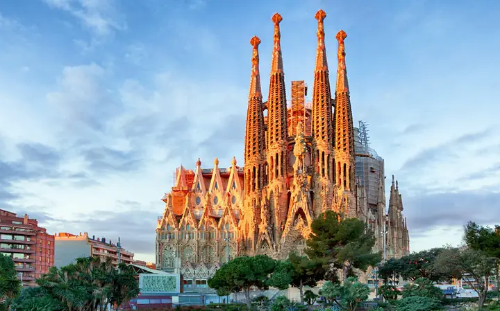 Khám Phá Sagrada Familia: Lịch Sử, Kiến Trúc Modernisme Và Cách Tham Quan Hiệu Quả Khám Phá Sagrada Familia: Lịch Sử, Kiến Trúc Modernisme Và Cách Tham Quan Hiệu Quả