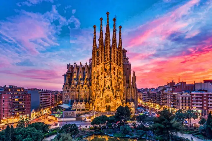 Khám Phá Sagrada Familia: Lịch Sử, Kiến Trúc Modernisme Và Cách Tham Quan Hiệu Quả Khám Phá Sagrada Familia: Lịch Sử, Kiến Trúc Modernisme Và Cách Tham Quan Hiệu Quả