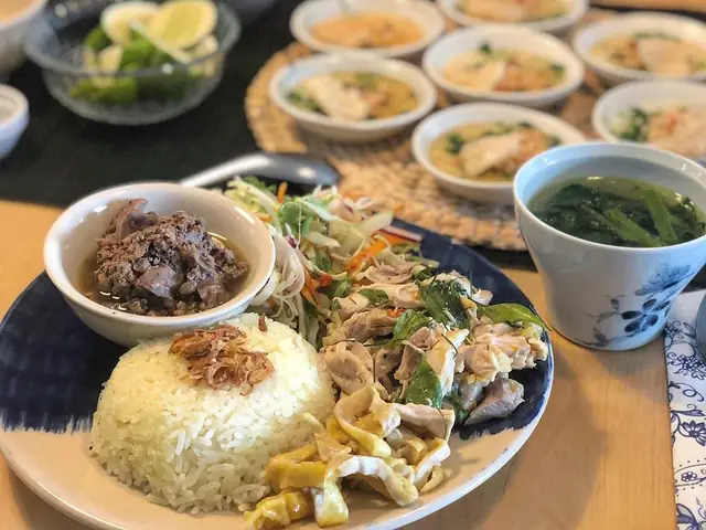 Cơm Gà Ngon Ở Hội An – Địa Chỉ, Món Ngon Và Trải Nghiệm Ẩm Thực Địa Phương