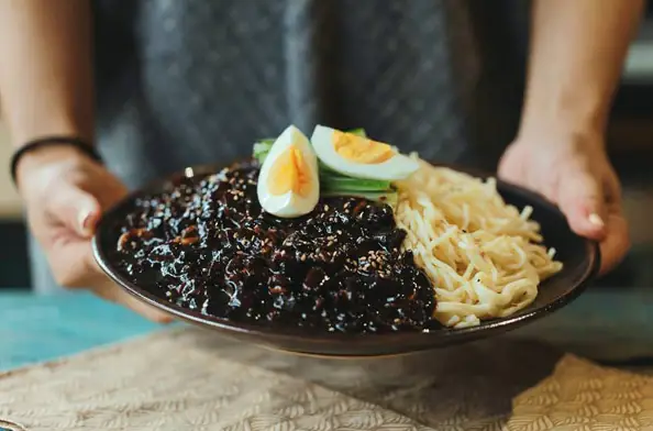 Mì Tương Đen Jajangmyeon Hàn Quốc: Định Nghĩa, Lịch Sử, Cách Chế Biến Và Những Địa Chỉ Ngon Nhất