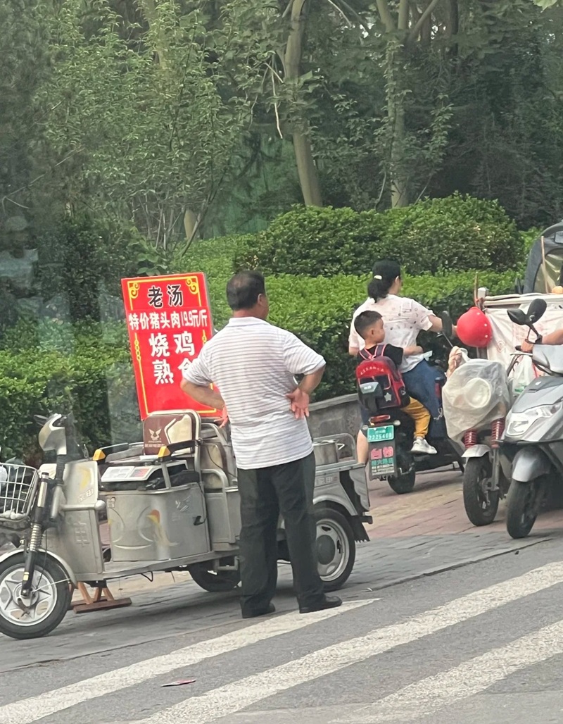 meme chống nạnh 17