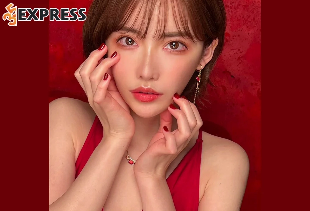 Được debut với vai trò ca sĩ, nhưng chỉ tới khi tham gia nền công nghiệp phim người lớn và đổi nghệ danh, Eimi mới thực sự tỏa sáng