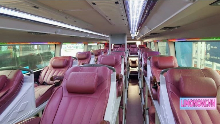 Hai xe khách giường nằm Dcar Limousine Thiên Hà màu xanh
