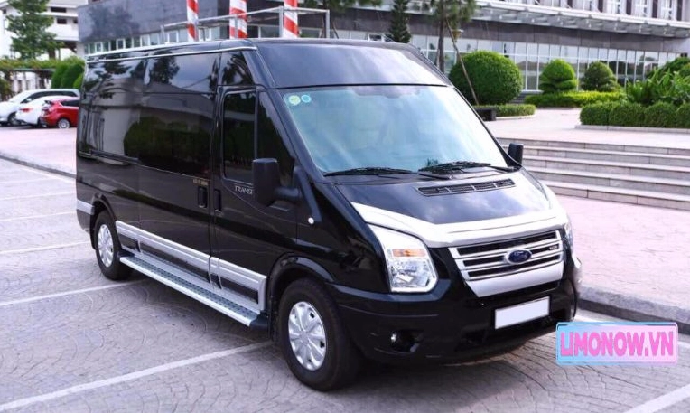 Xe limousine Ford Transit President đen sang trọng bên hồ nước yên bình