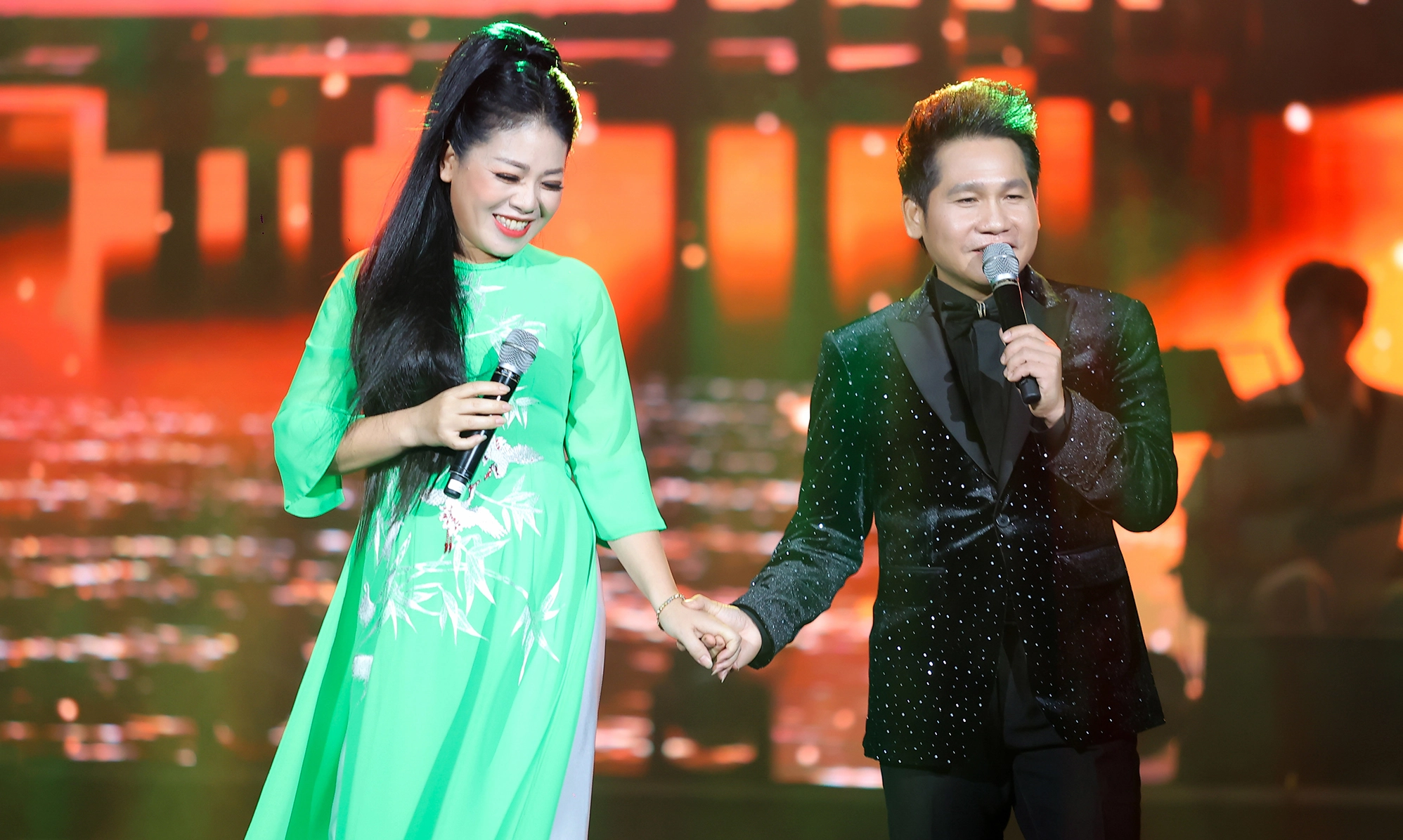 Anh Thơ và Trọng Tấn trên sân khấu.