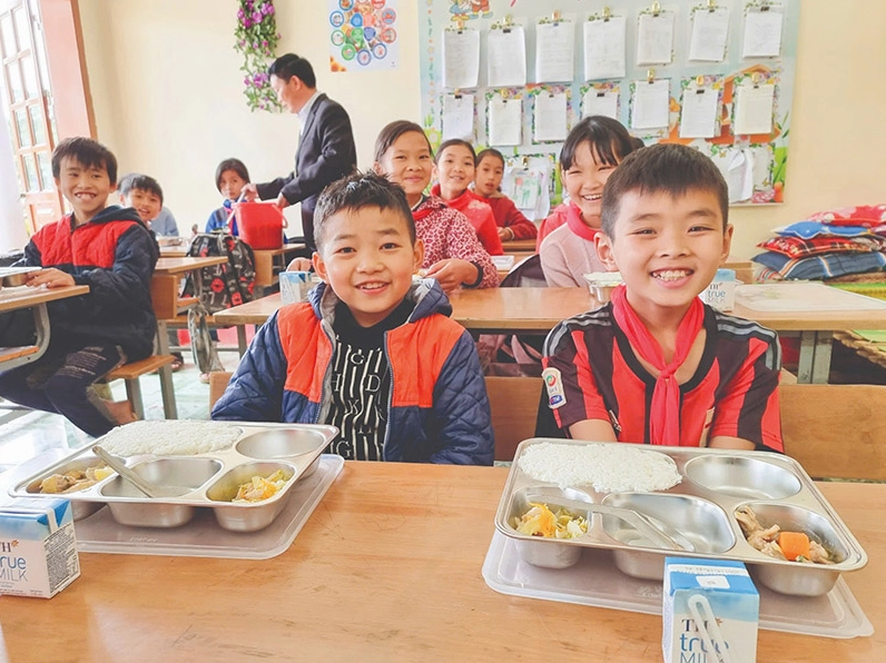 Bà Thái Hương cùng con cái