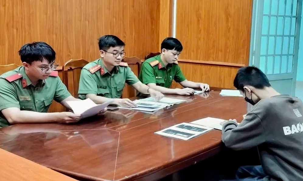 Bàn tay người đang gõ phím trên laptop
