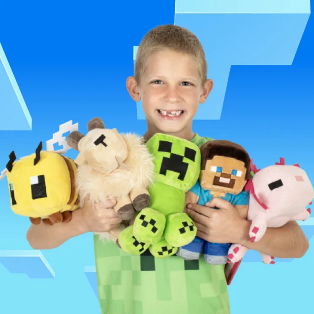 Bé trai cầm bộ sưu tập thú nhồi bông Minecraft