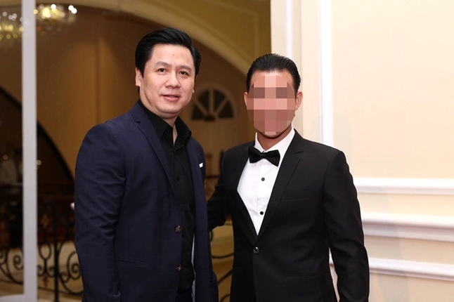 Bobby Phước Trần bên cạnh những người thân yêu.