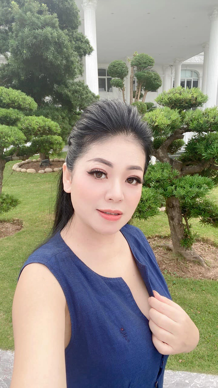 Ca sĩ Anh Thơ bên các con của mình.