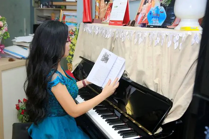 Ca sĩ Anh Thơ trong một sự kiện âm nhạc.