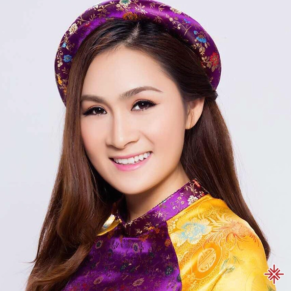 Ca sĩ Giáng Tiên trong trang phục biểu diễn