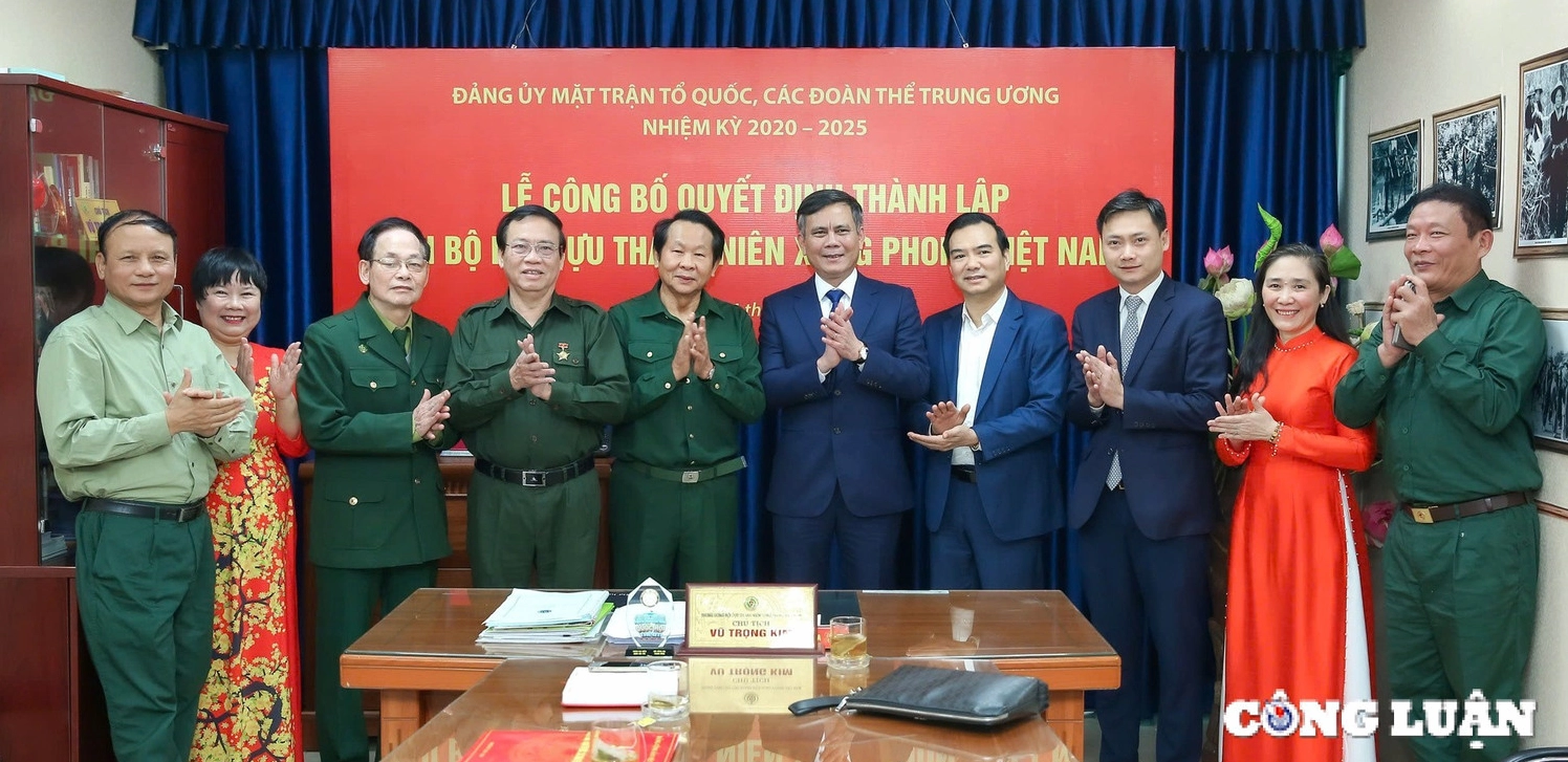 Các đại biểu tham dự chúc mừng Chi bộ đầu tiên và Bí thư Chi bộ đầu tiên của Hội Cựu TNXP Việt Nam