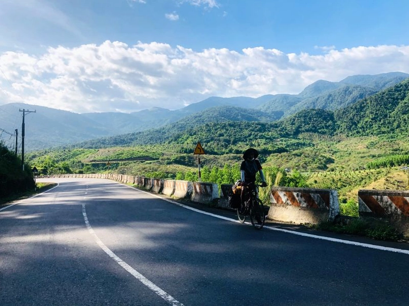 Cảnh quan thiên nhiên tươi đẹp hai bên đường Đèo Gia Bắc với cây cối xanh tươi.