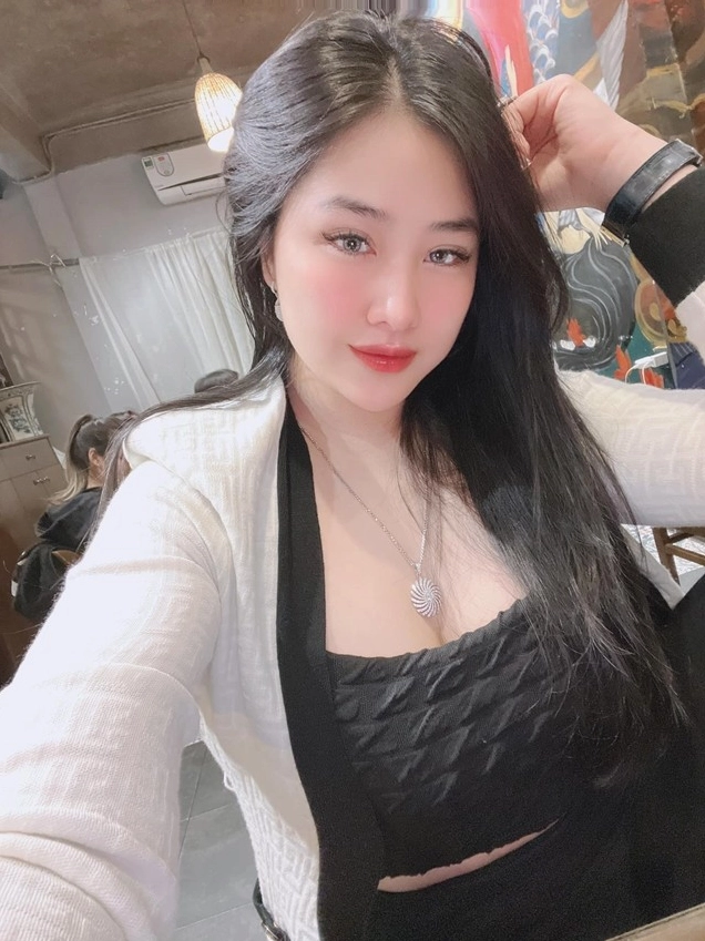 Cô gái bên cạnh Hải Bánh