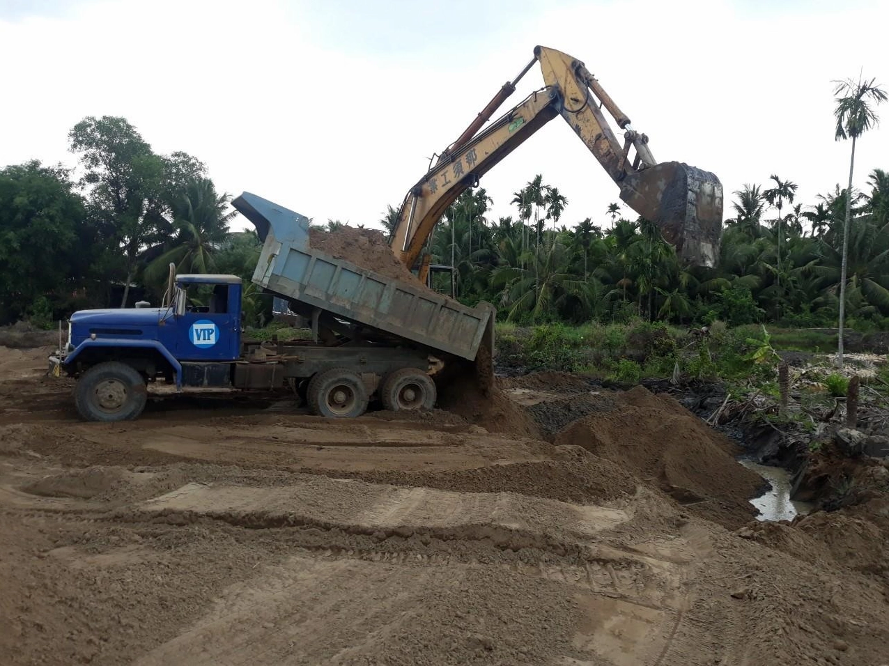 Công tác san lấp mặt bằng tại Khu dân cư Vĩnh Phú I giai đoạn 2