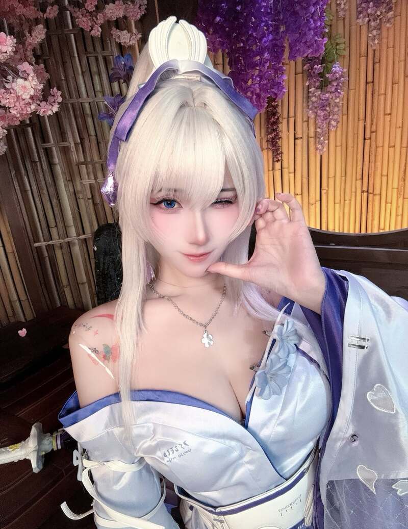 cosplay hở hang 19