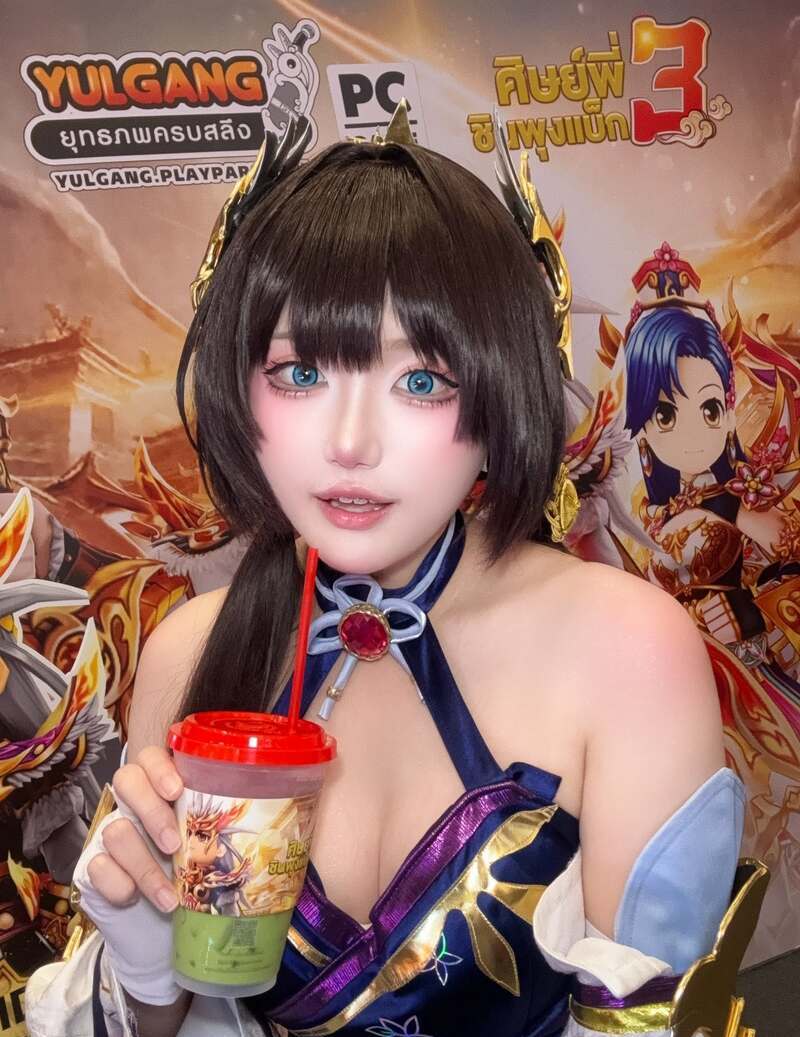 cosplay hở hang 20