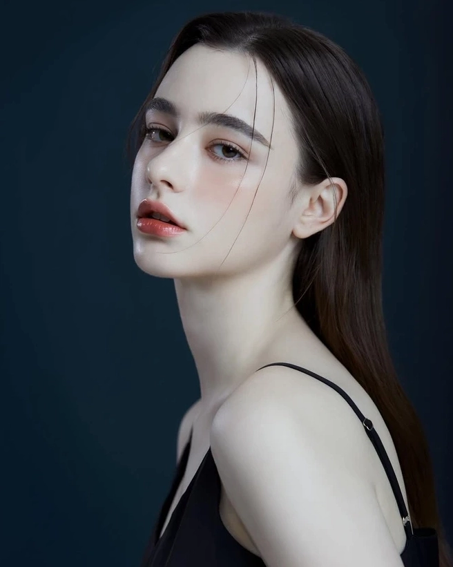 Dasha Taran trong trang phục đời thường
