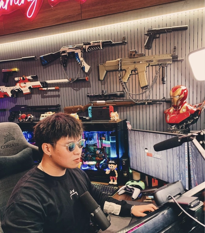 Dev Nguyễn là một game thủ giỏi và có gu thời trang ấn tượng.