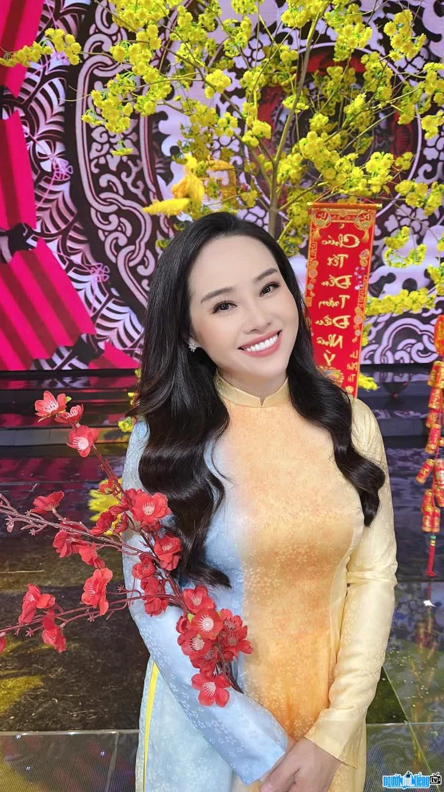 Diễn viên Phi Nga cười tươi rạng rỡ chào đón xuân