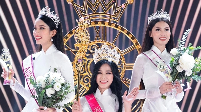 doan-huong-la-ai-tieu-su-su-nghiep-va-anh-huong-gay-bat-ngo_904