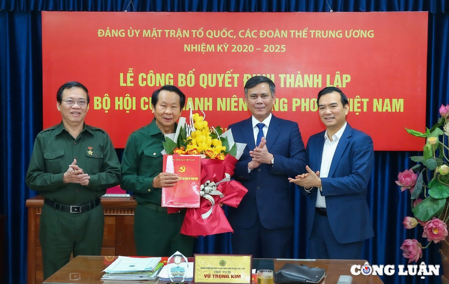 Đồng chí Trần Thắng, Phó bí thư Đảng ủy Mặt trận Tổ quốc, các đoàn thể Trung ương trao quyết định thành lập Chi bộ và quyết định chỉ định đồng chí Thân Đức Nam làm Bí thư Chi bộ.