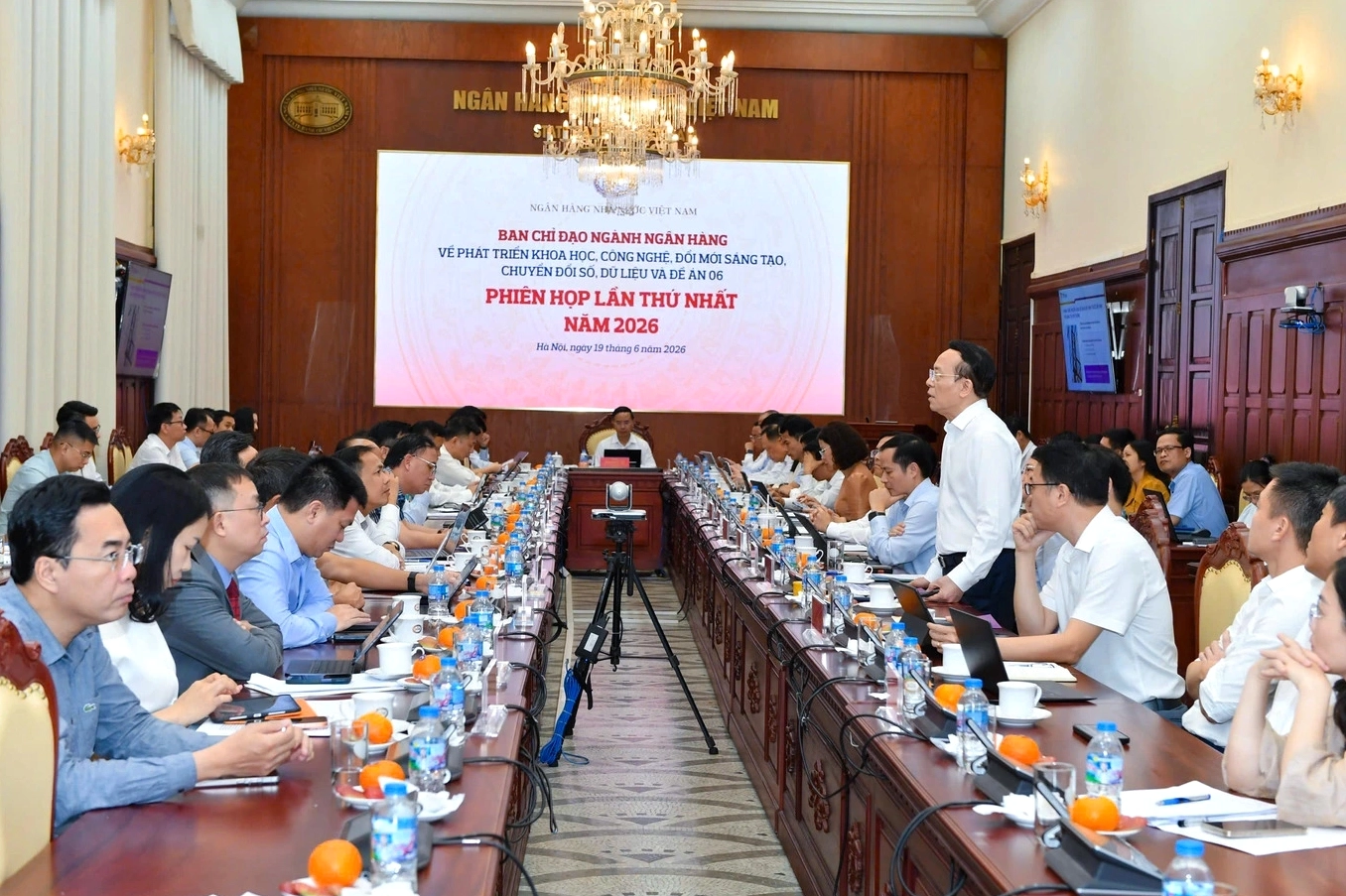 Hình ảnh chủ tịch TPBank, mang không khí kinh doanh và công nghệ hiện đại.