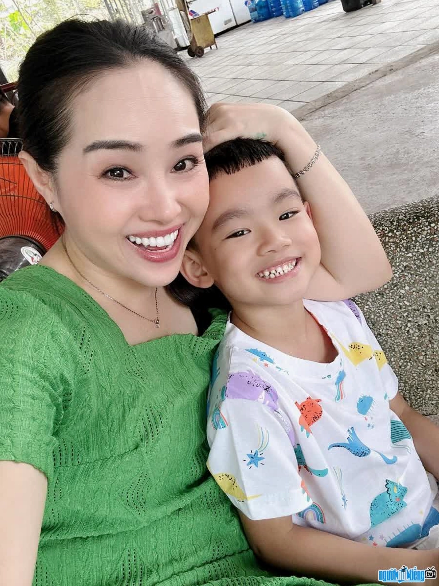 Hình ảnh diễn viên Phi Nga bên con trai