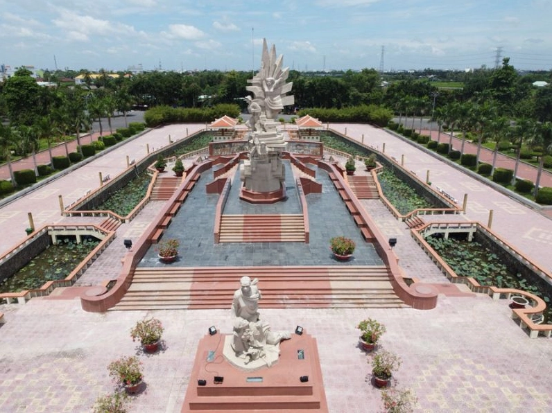 Không gian xanh mát tại Công Viên Tượng Đài Long An