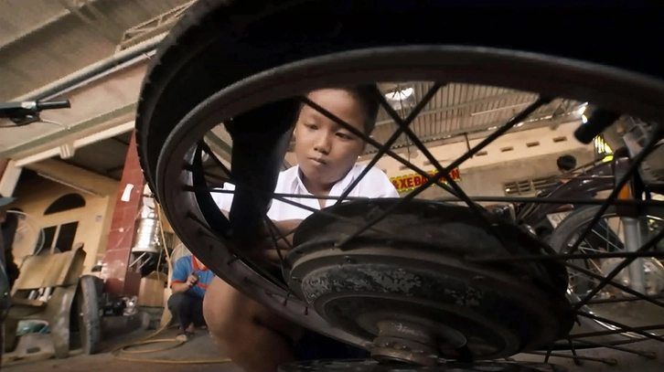 MC Đỗ Thụy duyên dáng trong tà áo dài.